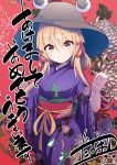  1girl absurdres alternate_costume bangs blonde_hair brown_headwear closed_mouth darumoon floral_print hair_between_eyes highres japanese_clothes kimono leaf long_hair looking_at_viewer moriya_suwako purple_kimono red_background sash sidelocks signature smile solo touhou yellow_eyes 