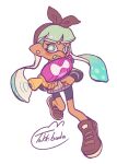  1girl artist_name bike_shorts black_bow black_hairband bow bright_pupils brown_footwear commentary ear_piercing english_commentary eyelashes full_body green_eyes green_hair hairband highres inkling inkling_girl long_hair piercing pointy_ears simple_background solo splatoon_(series) splatoon_3 splattershot_(splatoon) standing standing_on_one_leg tentacle_hair thick_eyebrows tokkibada twitter_username white_background 