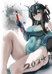  1girl 2024 absurdres arknights black_hair breasts china_dress chinese_clothes dragon_girl dragon_horns dress dusk_(arknights) green_dress highres holding holding_paintbrush horns knee_up large_breasts long_hair looking_back paintbrush pointy_ears red_eyes sitting solo tewaki 