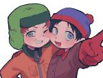  2boys arm_up beanie black_hair blue_eyes blue_headwear brown_jacket cheek-to-cheek freckles gloves green_headwear grey_eyes hat heads_together highres jacket kyle_broflovski long_sleeves looking_at_viewer male_focus multiple_boys omochisan216 one_eye_closed open_mouth orange_jacket red_gloves red_hair simple_background smile south_park stan_marsh upper_body v v-shaped_eyebrows white_background 