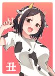  1girl animal_ears animal_print bangs black_hair blush bob_cut brown_eyes chinese_zodiac commentary_request cow_ears cow_horns cow_print dumbbell_nan_kilo_moteru? fake_animal_ears fake_horns half-closed_eyes highres horns looking_at_viewer mole mole_under_eye new_year open_mouth outside_border partial_commentary pila_(pilayamato) red_background shirt short_hair short_sleeves smile solo swept_bangs t-shirt tachibana_satomi translated upper_body white_shirt year_of_the_ox 