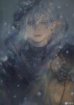  1boy absurdres black_gloves blue_cloak blue_eyes chinese_commentary cloak commentary_request earclip elezen elf final_fantasy final_fantasy_xiv gloves haurchefant_greystone highres holding holding_lantern lantern looking_at_viewer male_focus pointy_ears short_hair smile snow snowing solo sukly upper_body watermark weibo_logo weibo_username white_hair winter winter_clothes 