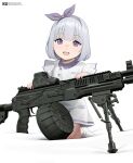  1girl absurdres aged_down alternate_costume artist_logo bipod boosty_username bow_hairband commentary dress drum_magazine english_commentary eotech girls&#039;_frontline grey_hair gun hairband highres j_adsen light_machine_gun logo looking_at_viewer machine_gun magazine_(weapon) medium_hair mixed-language_commentary open_mouth purple_eyes purple_hairband rpk-16 rpk-16_(girls&#039;_frontline) russian_commentary simple_background smile socks solo teeth upper_teeth_only weapon white_background white_dress white_socks 
