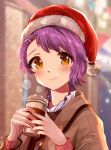 1girl bangs blurry blurry_background blush brown_jacket closed_mouth coffee_cup collar commentary_request cream cream_on_face cup disposable_cup embarrassed food food_on_face frilled_collar frills fur-trimmed_headwear hanamasa_ono hands_up hat holding holding_cup idolmaster idolmaster_million_live! idolmaster_million_live!_theater_days jacket long_sleeves looking_at_viewer makabe_mizuki outdoors pom_pom_(clothes) purple_hair red_headwear santa_hat short_hair snowing solo steam upper_body yellow_eyes 