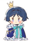  1boy aiguillette black_hair blue_bow blue_cloak blunt_ends blush bow chibi chibi_only choppy_bangs cloak closed_mouth crown eyeliner fur-trimmed_cloak fur_trim genshin_impact gold_crown hag_(hag_015) hair_intakes large_bow looking_at_viewer makeup male_focus purple_eyes red_eyeliner scaramouche_(genshin_impact) smile solo standing wanderer_(genshin_impact) white_background 