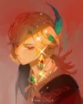  1boy ahblue artist_name blonde_hair cape closed_mouth commentary earrings english_commentary eyelashes feather_hair_ornament feathers from_side genshin_impact gold_earrings gold_necklace green_feathers hair_between_eyes hair_ornament half-closed_eyes highres jewelry kaveh_(genshin_impact) long_hair male_focus necklace red_background red_cape red_eyes shirt simple_background smile solo sparkle upper_body white_shirt 