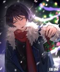  1boy absurdres arm_at_side artist_name black_coat black_shirt black_sleeves blunt_ends blurry blurry_background box christmas_lights christmas_tree coat commentary ebiumii english_commentary eyeliner fur-trimmed_coat fur-trimmed_sleeves fur_trim genshin_impact gift gift_box hand_up highres holding holding_box holding_gift incoming_gift lapels leaning_to_the_side long_sleeves lower_teeth_only makeup male_focus night open_clothes open_coat open_mouth outdoors purple_eyes purple_hair purple_pupils red_eyeliner red_ribbon red_scarf ribbon scaramouche_(genshin_impact) scarf shirt snowing solo sweatdrop teeth tsurime undershirt winter_clothes winter_coat wispy_bangs 