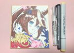  1girl animal_ears art_tools_in_frame ascot blue_eyes blue_gloves blush_stickers brown_hair commentary_request epaulettes gloves grin hand_up heart horse_ears jacket korean_commentary long_sleeves mauve multicolored_hair photo_(medium) pink_ascot ponytail shikishi signature single_epaulette smile solo streaked_hair tokai_teio_(peak_joy)_(umamusume) tokai_teio_(umamusume) traditional_media umamusume upper_body w white_hair white_jacket 