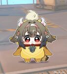  1girl :< blunt_bangs blush chibi chibi_only closed_mouth commentary dot_nose double-parted_bangs full_body grey_hair hair_between_eyes hair_intakes hairband hood hood_up horns hue_oo outline pink_hairband red_eyes short_hair solo standing twitter_username untranslatable_commentary white_outline ye_shunguang zenless_zone_zero 
