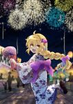  1girl absurdres aerial_fireworks alternate_costume back_bow blonde_hair bow braid braided_ponytail brown_sandals commentary_request fireworks floral_print floral_print_kimono flower hair_bow hair_flower hair_ornament hand_fan highres holding holding_fan japanese_clothes kimono kirisame_marisa leg_up long_hair long_sleeves looking_at_viewer night open_mouth outdoors people print_kimono purple_bow sandals smile solo_focus stone_walkway summer_festival touhou translation_request white_kimono wide_sleeves yamamori_uniko yellow_eyes yukata 