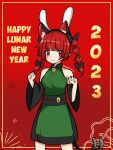  1girl 2023 :3 animal_ears bangs bare_shoulders bell black_bow bow braid cat_ears cat_tail chinese_zodiac closed_mouth detached_sleeves diamon_arga dress english_commentary extra_ears green_dress hair_bow happy_new_year kaenbyou_rin looking_at_viewer medium_hair multiple_tails neck_bell nekomata pointy_ears rabbit_ears red_background red_eyes sash side_braids smile solo standing tail touhou twin_braids two_tails year_of_the_rabbit 