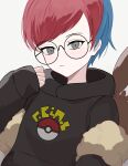  1girl backpack bag black_hoodie blue_hair brown_bag closed_mouth commentary_request eyelashes glasses grey_eyes hand_up highres hood hood_down hoodie long_sleeves penny_(pokemon) poke_ball_print pokemon pokemon_(game) pokemon_sv red_hair round_eyewear short_hair sleeves_past_wrists solo upper_body uru_122 white_background 