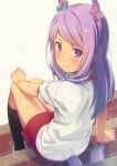  1girl animal_ears bangs black_socks blue_bow blush bow brown_background closed_mouth commentary_request ear_bow from_behind gym_shirt gym_shorts gym_uniform highres horse_ears horse_girl horse_tail jabittoson long_hair looking_at_viewer looking_back mejiro_mcqueen_(umamusume) puffy_short_sleeves puffy_sleeves purple_eyes purple_hair red_shorts shirt short_shorts short_sleeves shorts simple_background sitting socks solo swept_bangs tail umamusume white_shirt 