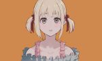  1girl absurdres bangs bare_shoulders blonde_hair blue_shirt blush bow collarbone commentary_request eyebrows_hidden_by_hair grey_eyes hair_bow highres looking_at_viewer lycoris_recoil nishikigi_chisato off-shoulder_shirt off_shoulder orange_background parted_lips pink_background red_bow shirt sidelocks simple_background solo tsurara_eeri twintails 