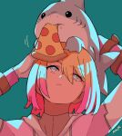  1girl animal animal_on_head artist_name bangs blonde_hair bodysuit closed_mouth collarbone eating food green_background gwenpool highres holding holding_animal hood hoodie jeff_(marvel) looking_up marvel multicolored_hair on_head pink_hair pizza shark short_hair sushi_pizza_rrr two-tone_hair upper_body white_bodysuit 