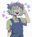  1boy absurdres arm_up basil_(omori) blue_overalls blush collared_shirt green_eyes green_hair head_wreath highres kageimo looking_away looking_up omori open_mouth overall_shorts overalls shirt short_hair short_sleeves smile solo teeth twitter_username upper_body upper_teeth_only yellow_shirt 