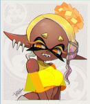  1girl asymmetrical_hair bare_shoulders blonde_hair border commentary_request crop_top dark-skinned_female dark_skin earrings eyelashes fangs food food-themed_hair_ornament forehead frye_(splatoon) gradient_hair grey_background hair_ornament isamu-ki_(yuuki) jewelry looking_at_viewer medium_hair multicolored_hair multiple_earrings open_mouth pointy_ears poncho purple_hair shirt short_eyebrows signature simple_background sleeveless sleeveless_shirt sleeveless_turtleneck_crop_top smile solo splatoon_(series) splatoon_3 star-shaped_pupils star_(symbol) symbol-shaped_pupils teeth tempura tentacle_hair turtleneck upper_body white_border yellow_eyes yellow_shirt 