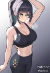 1girl absurdres alternate_costume arm_up armpit_crease artist_name black_hair black_pants black_sports_bra breasts cleavage closed_mouth collarbone genshin_impact gradient_background green_eyes grey_background high_ponytail highres long_hair medium_breasts midriff mona_(genshin_impact) navel pants patreon_username sidelocks solo sparkle_print sports_bra sportswear stomach voidjois yoga_pants 