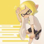  1girl absurdres asymmetrical_hair black_shorts blonde_hair braid closed_mouth cowboy_shot grey_footwear hand_on_own_knee hand_up highres inkling knee_up leaning_forward nokino_(nokinokin0) shirt shoes short_sleeves shorts single_braid smile solo splatoon_(series) splatoon_3 tentacle_hair white_shirt yellow_eyes 