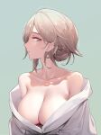  1girl bare_shoulders braid breasts brown_hair chinese_commentary cleavage collarbone commentary_request green_background highres honkai_(series) honkai_impact_3rd large_breasts looking_at_viewer mole mole_under_eye off_shoulder parted_lips pink_eyes rita_rossweisse ruo_zhishi_chu_jian short_hair sideways_glance simple_background solo upper_body 