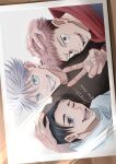  3boys :d artist_name black_hair black_shirt blue_eyes gojou_satoru hand_on_another&#039;s_head highres itadori_yuuji jujutsu_kaisen jujutsu_tech_uniform looking_at_viewer male_focus mi_hotta multiple_boys okkotsu_yuuta one_eye_closed photo_(object) pink_hair school_uniform shirt signature simple_background smile teeth victory_pose white_background white_hair 