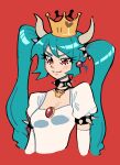  1girl bowsette bowsette_(cosplay) cosplay earrings gem hair_between_eyes hatsune_miku heart highres horns jewelry kaatokun long_hair looking_at_viewer mario_(series) necklace puffy_short_sleeves puffy_sleeves red_background red_eyes short_sleeves simple_background smile super_crown twintails upper_body very_long_hair vocaloid 
