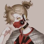  1boy absurdres ahoge bad_boy_(module) blonde_hair brown_background collar_chain covering_mouth gas_mask headphones highres kagamine_len levi_(ailice04) looking_at_viewer mask pale_skin print_shirt project_diva_(series) shirt short_ponytail sideways_glance t-shirt unhappy_refrain_(vocaloid) vocaloid wavy_hair yellow_eyes yellow_nails 