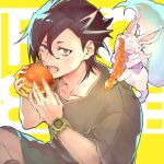  1boy animal animal_on_back black_hair black_shorts burger collarbone fate/grand_order fate_(series) food food_in_mouth fou_(fate) from_above grey_eyes grey_shirt hair_between_eyes holding holding_food imminent_bite indian_style male_focus mandricardo_(fate) multicolored_hair shirt short_hair short_sleeves shorts sitting streaked_hair teeth tumikilondon5 watch wristwatch yellow_background 