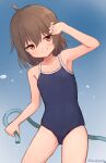  1girl ahoge artist_name blue_background breasts brown_hair centi_mnkt covered_navel cowboy_shot dripping gradient_background highres holding holding_hose hose light_blue_background looking_at_viewer new_school_swimsuit one-piece_swimsuit original red_eyes school_swimsuit short_hair signature simple_background small_breasts smile solo standing swimsuit water_drop 