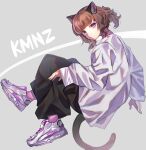  1girl animal_ear_fluff animal_ears black_pants blunt_bangs brown_hair cat_ears cat_girl cat_tail closed_mouth commentary copyright_name english_commentary from_side full_body grey_background highres kmnz long_sleeves looking_at_viewer loose_clothes loose_pants loose_shirt mc_liz pants ponytail shirt shoes short_hair sitting sneakers solo sunawachi_yu tail virtual_youtuber white_footwear white_shirt 