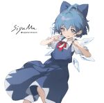  1girl artist_name blue_bow blue_dress blue_eyes blue_hair bow cirno collared_shirt commentary detached_wings dress fairy hair_between_eyes hair_bow highres ice ice_wings pinafore_dress puffy_short_sleeves puffy_sleeves shirt short_hair short_sleeves signature simple_background siyumu sleeveless sleeveless_dress smile solo touhou twitter_username white_background white_shirt wings 