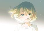  1girl blonde_hair bloom bon_bon_eee collarbone eyelashes flat_chest floating_hair gradient_background green_eyes grey_background head_tilt highres kagamine_rin light_particles looking_at_viewer open_mouth shirt short_hair skinny smile solo underlighting vocaloid white_shirt 