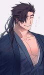  1boy alternate_costume alternate_hair_length alternate_hairstyle bara black_eyes black_hair commentary doku_(hitori_ox) grey_background grin hair_over_one_eye highres japanese_clothes kimono large_pectorals long_hair looking_at_viewer low_ponytail male_focus muscular muscular_male pectoral_cleavage pectorals protagonist_3_(housamo) raised_eyebrows sideburns simple_background smile solo thick_eyebrows tokyo_afterschool_summoners translation_request upper_body 