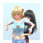  2girls absurdres belly_rub black_hair black_shirt blonde_hair blue_pants blush bob_cut clothes_lift collarbone flower hair_ribbon highres inoue_takina linhoct11 long_hair lycoris_recoil midriff midriff_peek multiple_girls navel nishikigi_chisato pants print_shirt purple_eyes red_eyes red_pants red_ribbon ribbon shirt shirt_lift short_hair spider_lily t-shirt white_shirt yuri 