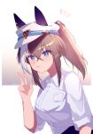  1girl alternate_costume alternate_hairstyle blue_eyes breasts bright_pupils brown_hair cheval_grand_(umamusume) collared_shirt grin hand_up hat highres looking_at_viewer medium_hair multicolored_hair open_mouth ponytail renma_(renma_0503) shirt sleeves_rolled_up small_breasts smile solo streaked_hair twitter_username umamusume upper_body w water white_headwear white_pupils 