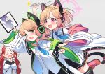  &gt;_&lt; 3girls animal_ear_headphones animal_ears blonde_hair blue_archive blue_necktie cat_ear_headphones commentary_request fake_animal_ears green_eyes green_halo grey_background halo headphones highres holding holding_pen holding_tablet_pc jacket long_hair midori_(blue_archive) momoi_(blue_archive) multiple_girls necktie open_mouth pen pink_halo red_hair shedar shirt short_hair siblings simple_background sisters tablet_pc tail twins white_jacket white_shirt yuuka_(blue_archive) yuzu_(blue_archive) 