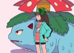  1girl bag bike_shorts brown_eyes brown_hair bucket_hat cowboy_shot green_jacket grey_background hand_on_own_hip hat highres jacket leaf_(pokemon) leaf_(sygna_suit)_(pokemon) leaf_print long_hair looking_to_the_side official_alternate_costume pink_shirt pokemon pokemon_(creature) pokemon_(game) pokemon_masters_ex shirt shoulder_bag tyako_089 venusaur 