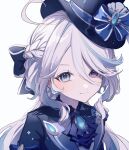  1girl ascot blue_ascot blue_brooch blue_eyes blue_hair blue_headwear blue_jacket bow closed_mouth furina_(genshin_impact) genshin_impact hair_between_eyes hat heterochromia highres jacket light_blue_hair long_hair looking_at_viewer multicolored_hair pudding_15 simple_background smile solo streaked_hair top_hat two-tone_hair upper_body white_background 