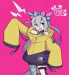  1girl animal_ears blue_eyes blush bow_hairband cosplay feet_out_of_frame grey_hair hair_between_eyes hairband headband horse_ears horse_girl horse_tail iono_(pokemon) iono_(pokemon)_(cosplay) jacket lightning_bolt_symbol long_hair magnemite open_mouth outstretched_arm pink_background sharp_teeth shirt simple_background single_leg_pantyhose sleeveless sleeveless_shirt sleeves_past_fingers sleeves_past_wrists smile solo standing sudzume tail tamamo_cross_(umamusume) teeth thigh_strap umamusume yellow_jacket 