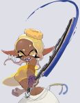  1girl absurdres blonde_hair breasts brown_hair colored_skin colored_tongue crop_top dark-skinned_female dark_skin fangs frye_(splatoon) grey_background highres holding holding_weapon jewelry medium_breasts midriff multicolored_hair open_mouth pointy_ears purple_tongue simple_background solo splatana_wiper_(splatoon) splatoon_(series) splatoon_3 tentacle_hair utsuho_no_tami weapon 