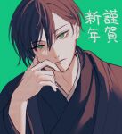  1boy black_hair black_kimono blue_lock bright_pupils closed_mouth commentary green_background green_eyes hair_between_eyes hand_up highres itoshi_rin japanese_clothes kimono kyul_gnsn long_sleeves looking_at_viewer male_focus short_hair simple_background solo translation_request upper_body white_pupils 
