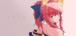  1girl absurdres animal_ear_fluff animal_ears bare_shoulders blue_bow bow detached_sleeves fate/grand_order fate_(series) fox_ears fox_girl hair_bow highres japanese_clothes long_hair looking_back pink_background pink_hair powerdman smile solo split_ponytail tamamo_(fate) tamamo_no_mae_(fate/extra) upper_body yellow_eyes 