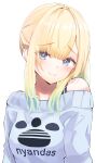  1girl absurdres aizawa_ema blonde_hair blue_eyes blunt_bangs clothes_writing gradient_hair green_hair head_tilt highres long_hair looking_at_viewer multicolored_hair off_shoulder paw_print side_ponytail simple_background single_bare_shoulder smile solo sweater upper_body virtual_youtuber vspo! white_background white_sweater yuukura_yuu 