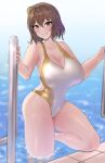  1girl anis_(nikke) bare_shoulders blush breasts brown_eyes brown_hair cleavage collarbone goddess_of_victory:_nikke gold_one-piece_swimsuit grin gudakoguda highleg highleg_swimsuit highres large_breasts looking_at_viewer one-piece_swimsuit short_hair smile solo swimsuit thighs two-tone_swimsuit wading water wet white_one-piece_swimsuit 