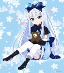  1girl aizawa_rei black_capelet black_footwear black_gloves blue_background blue_bow blue_dress blue_eyes boots bow capelet closed_mouth commentary_request dress elbow_gloves full_body fur-trimmed_boots fur-trimmed_gloves fur_trim gloves grey_hair hair_between_eyes hair_bow highres long_hair microsoft mitya object_hug ribbon-trimmed_legwear ribbon_trim silverlight simple_background sitting smile solo stuffed_animal stuffed_toy teddy_bear thighhighs twitter_username very_long_hair white_thighhighs 