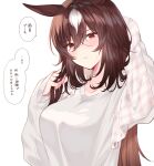  1girl animal_ears breasts brown_hair collarbone commentary_request drying drying_hair hair_between_eyes hand_in_own_hair hands_up highres holding holding_towel horse_ears large_breasts long_hair long_sleeves looking_at_viewer parted_lips red_eyes shirt simple_background sirius_symboli_(umamusume) solo speech_bubble tetora_(oudonoishiize) towel translation_request umamusume upper_body wet wet_hair white_background white_shirt 