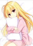  1girl ahoge bed_sheet blonde_hair blush closed_mouth commentary cowboy_shot crossed_arms double-parted_bangs eyelashes eyes_visible_through_hair hair_between_eyes hair_down hamidashi_creative highres izumi_hiyori long_hair long_sleeves looking_at_viewer lying object_hug on_side pajamas pillow pillow_hug pink_pajamas red_eyes sidelocks smile solo utsunomiya_tsumire 