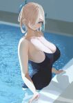  absurdres alternate_costume asuna_(blue_archive) asymmetrical_bangs blonde_hair blue_archive blue_one-piece_swimsuit blush breasts cleavage collarbone competition_swimsuit hair_over_one_eye highres huge_breasts looking_at_viewer one-piece_swimsuit one_eye_covered partially_submerged pool poolside smile swimsuit tnr_(horiko1525) 