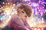  1girl aerial_fireworks blunt_bangs blurry blush bokeh brown_hair depth_of_field fireworks floral_print flower grin hair_flower hair_ornament head_tilt idolmaster idolmaster_cinderella_girls idolmaster_cinderella_girls_starlight_stage japanese_clothes kamiya_nao kimono lens_flare looking_at_viewer looking_to_the_side morning_glory_print official_art outdoors pink_kimono red_eyes smile solo thick_eyebrows upper_body yukata 