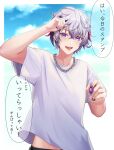 1boy black_nails chain_necklace commentary_request fuwa_minato grey_hair highres holding jewelry kabosu_(anna_neji) male_focus multicolored_hair necklace nijisanji open_mouth purple_eyes purple_hair red_hair shirt smile solo speech_bubble streaked_hair t-shirt translation_request virtual_youtuber white_shirt 
